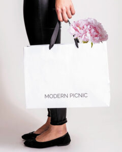 modern picnic, minimalism, what's trending, trendy shopping bags, trendy paper shopping bags, unique shopping bags, product presentation, black and white, ecommerce, ecommence experience